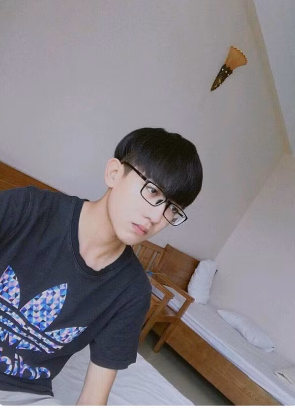 Gương mặt sáng, sống mũi cao thanh thoát là điểm khiến mỹ nam chuyên sử "hút hồn" dân mạng. Điều đáng chú ý là anh chàng này còn sở hữu chiều cao ấn tượng - 1m75.