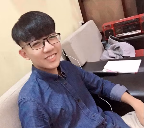 Ít ai ngờ, mỹ nam Thái Nguyên này lại là anh chàng học "đỉnh" môn Sử - một bộ môn vốn được cho là "khó nhằn" đối với các nam sinh. Yêu thích môn học này, vì thế, Hải Nam đạt khá nhiều thành tích đáng nể. Trong đó, cậu bạn đạt giải Nhì môn sử kỳ thi cấp thành phố.