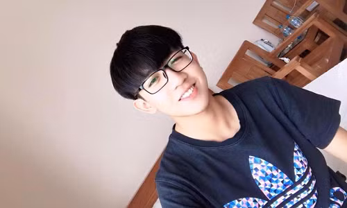 Thậm chí, dân mạng còn đặt cho 2K này biệt danh mỹ nam chuyên sử, hot boy chuyên sử. Anh chàng đang bị dân tình tìm kiếm thông tin cá nhân này là Hoàng Hải Nam, sinh năm 2002, và hiện là học sinh lớp 10 chuyên Sử tại THPT Chuyên Thái Nguyên.