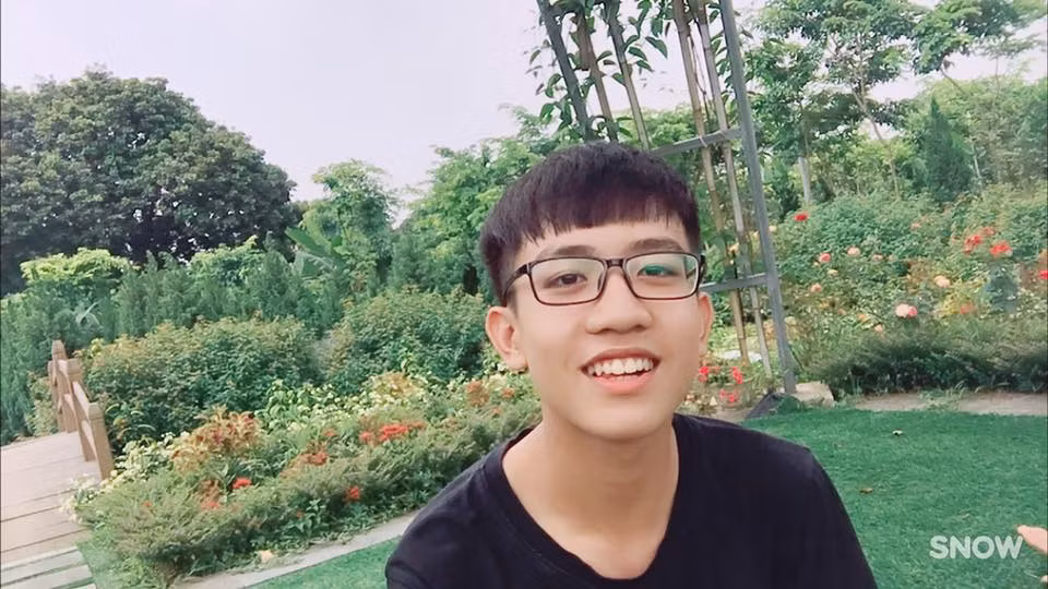 Sau khi bất ngờ "nổi tiếng" trên mạng, Hoàng Nam có thêm rất nhiều bạn mới. Không ít người vào Facebook kết bạn với anh chàng. Hiện trang cá nhân của Nam có gần 1.400 theo dõi.