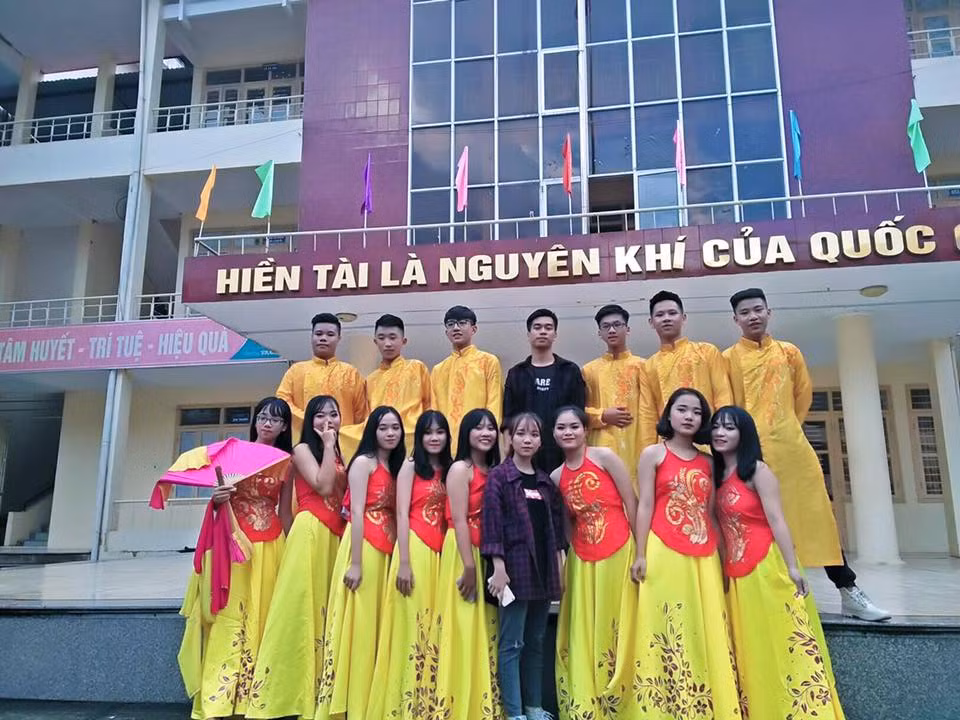 Trên Facebook cá nhân, mỹ nam có nụ cười tỏa sáng ít chia sẻ thông tin về bản thân. Cậu chú yếu đăng tải hình ảnh đời thường cùng bè bạn trang lứa.