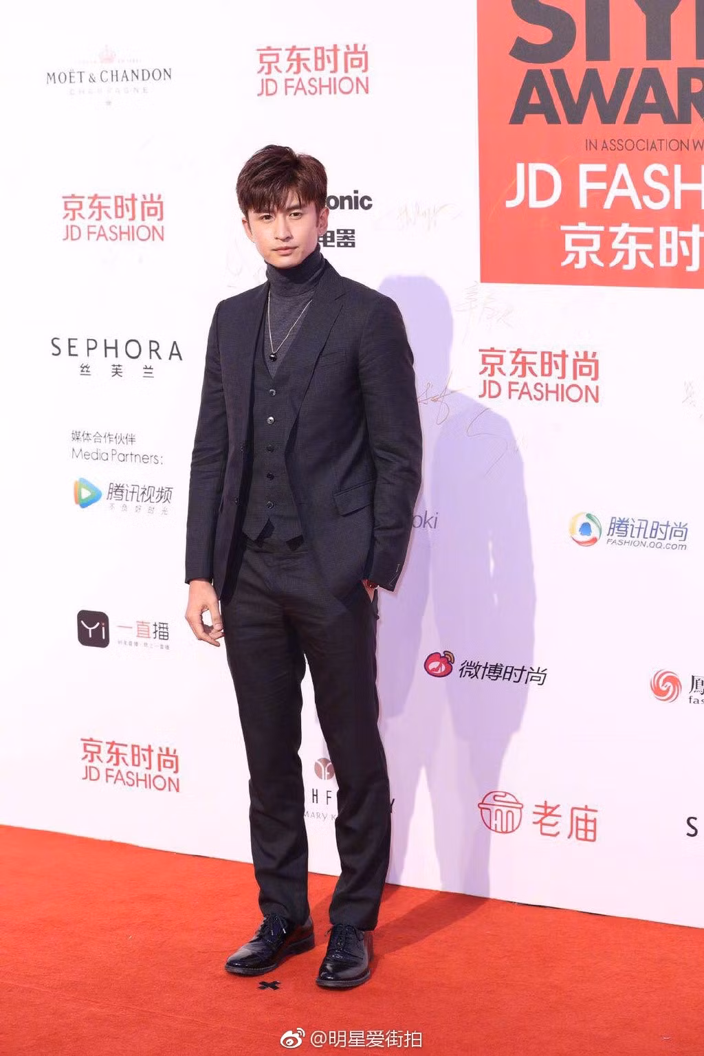 Trương Vân Long trông hơi già khi diện set đồ đen cổ điển. Việc kết hợp mẫu áo thun cổ lọ cùng vòng cổ ngọc trai thiếu tinh tế khiến anh bị mất điểm trước công chúng.