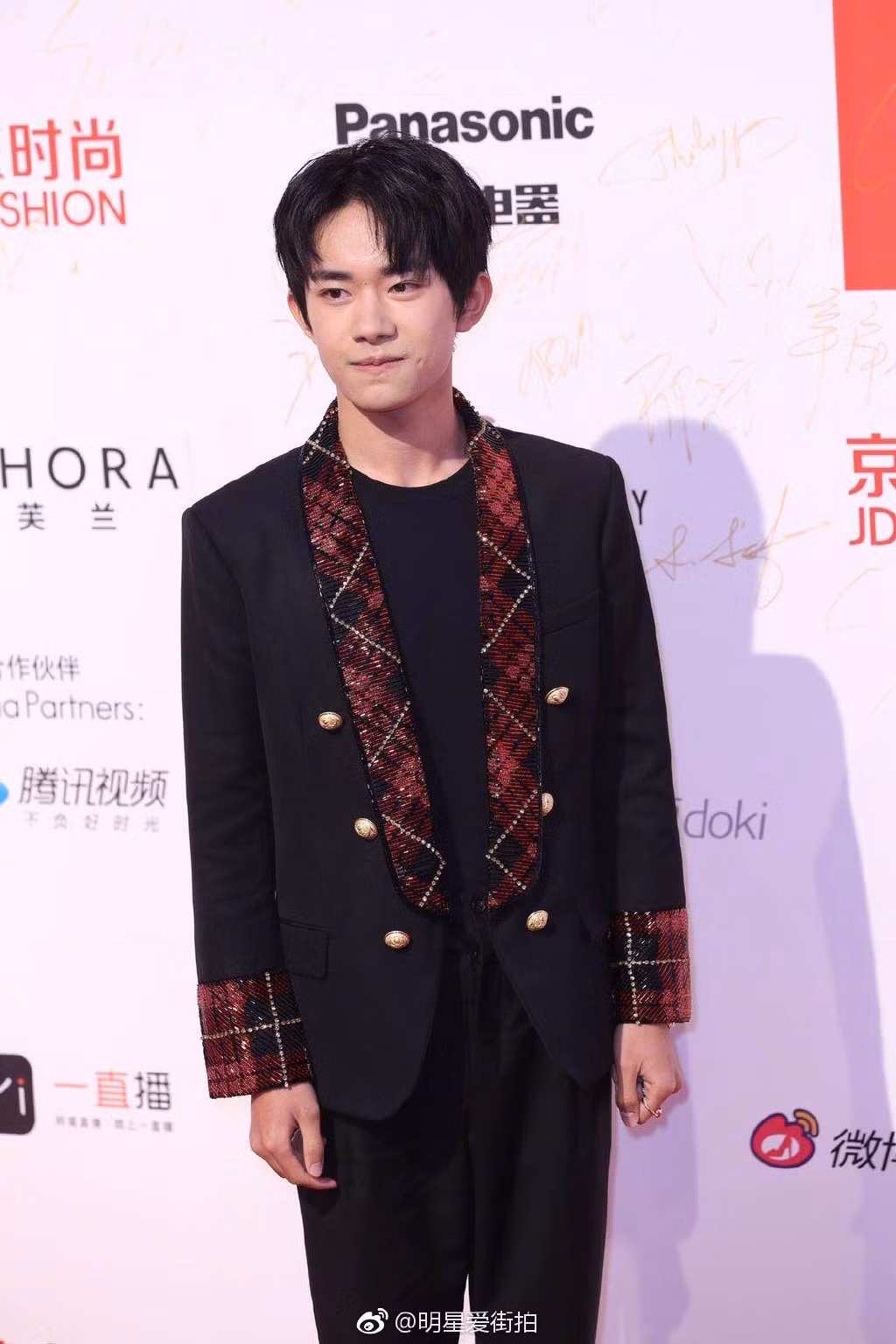 Cũng diện set đồ đen cổ điển, nhưng Dịch Dương Thiên Tỉ (TFBoys) lại sành điệu và trẻ trung hơn với những họa tiết đính kết trên phần cổ và tay áo.