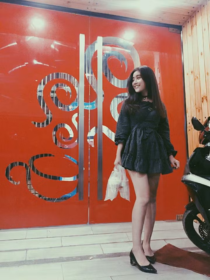 Ngoài việc chăm chỉ luyện tập để có thân hình cực đẹp này thì Trân may mắn được di truyền nhiều nét đẹp của bậc thân sinh. Nữ sinh Sài Thành chia sẻ, mẹ cô là người gốc Hoa, bà cũng rất đẹp.