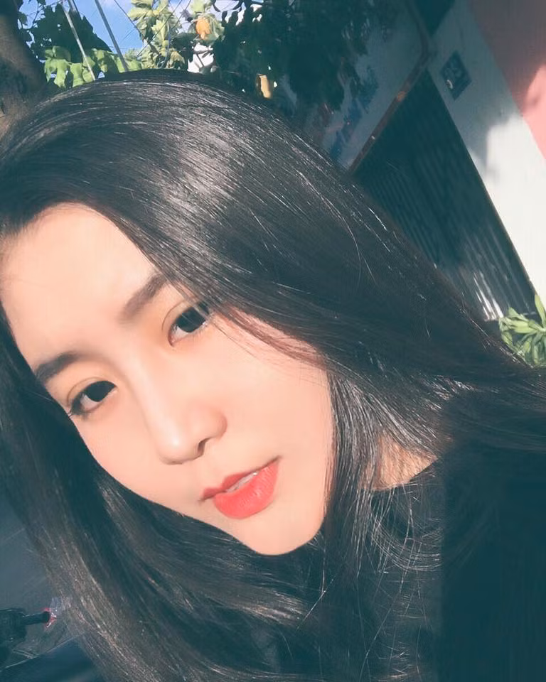 Góc nghiêng "xinh không tì vết" của Ngọc Trân đã hút hồn cư dân mạng.