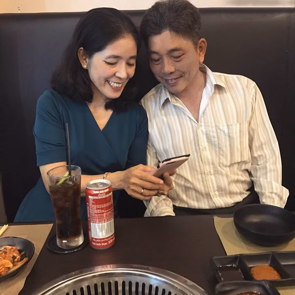 Trên trang Facebook cá nhân, Ngọc Trân thường xuyên đăng tải hình ảnh về mẹ. Trong mắt cô con gái "Mẹ không cánh không vòng thánh nhưng trong mắt con mẹ vẫn là thiên thần" - Trân viết.