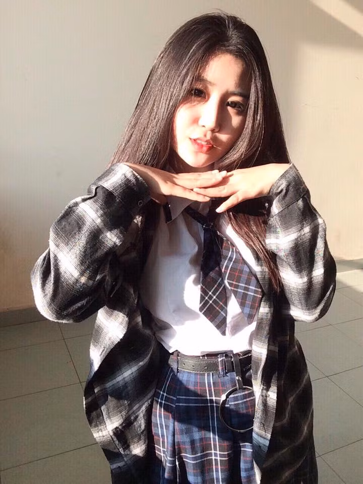 Cùng ngắm thêm hình ảnh cô nữ sinh 16 tuổi ở Sài Gòn với gương mặt khả ái và thân hình quyến rũ.