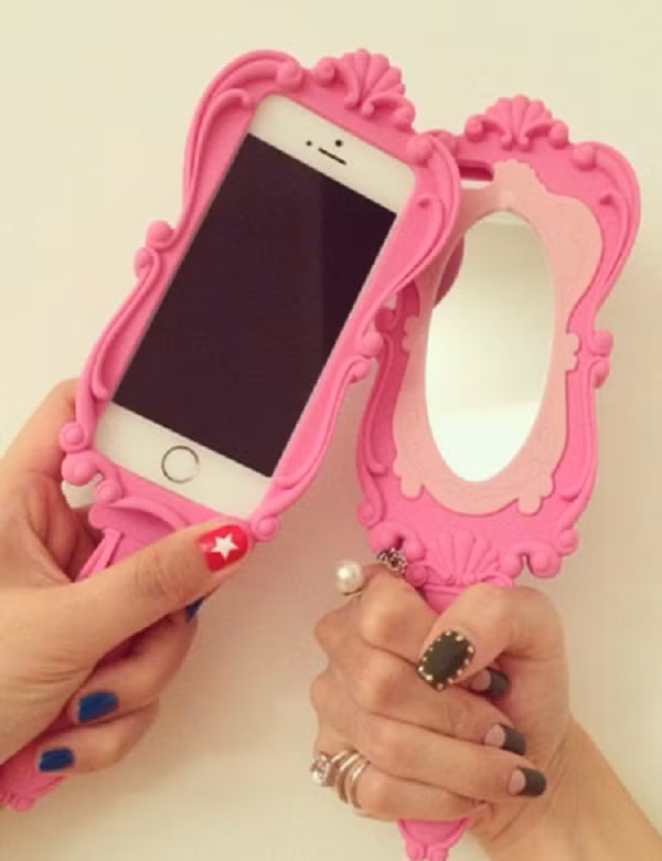 Các cô nàng điệu đà chắc chắn không thể bỏ qua chiếc gương công chúa xinh xắn này. Có thể dùng nó để soi gương luôn, đúng là sản phẩm đa năng, một công đôi việc.