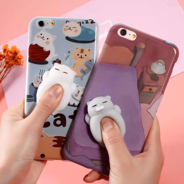 Bạn có thể bóp những chú mèo silicon mềm dẻo này cho đỡ buồn tay.