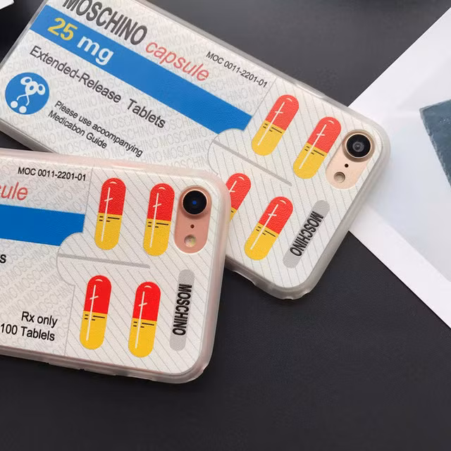 Dường như mọi thứ bình thường trong cuộc sống đều có thể tạo cảm hứng cho Jeremy Scott sáng tạo. Vỉ thuốc cũng có thể trở thành chiếc ốp điện thoại độc lạ và thời thượng.