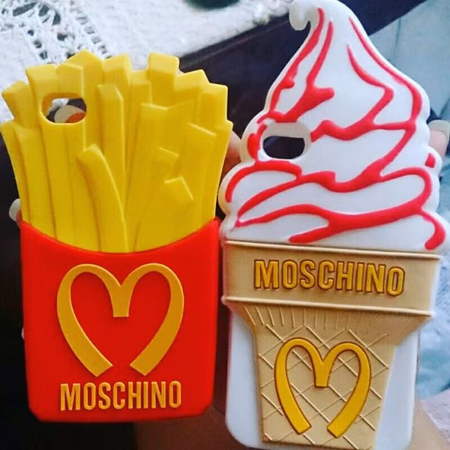Nhà thiết kế Jeremy Scott của hãng Moschino là người tiên phong biến những chiếc ốp lưng điện thoại trở thành phụ kiện thời trang trẻ trung và độc đáo. Anh đã bắt đầu sáng tạo từ những mẫu đơn giản như que kem và gói khoai tây chiên này.