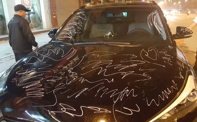 Vẽ, dán giấy, phun sơn, xích bánh xe... đã có nhiều bài học đắt giá cho các tài xế, tuy nhiên, việc đỗ xe sai nơi vẫn tiếp tục xảy ra. Nhiều người cho rằng chủ xe sai nên phải trả giá bằng chi phí sửa sang lại xế hộp. Ảnh một chiếc xe bị viết bút xóa chi chít được đăng tải trên mạng xã hội hồi tháng 4.