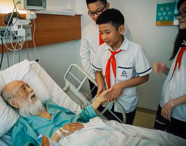 Ngay cả những ngày nằm trên giường bệnh, thầy vẫn không quên dặn dò những cô cậu học trò chăm ngoan, học giỏi. Thầy nói: "Học trò xem tôi như người bố, người ông nên tôi thấy mình đáng sống lắm". Câu nói đã chạm đến trái tim hàng triệu người. Ảnh: LTV