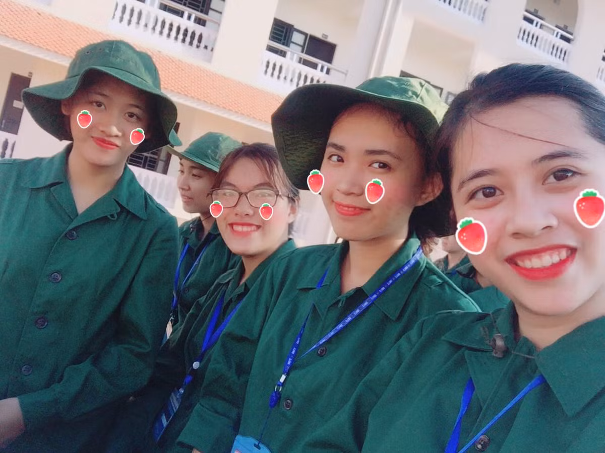 Thu Huyền và nhóm các cô nàng xinh đẹp. Ảnh: FBNV