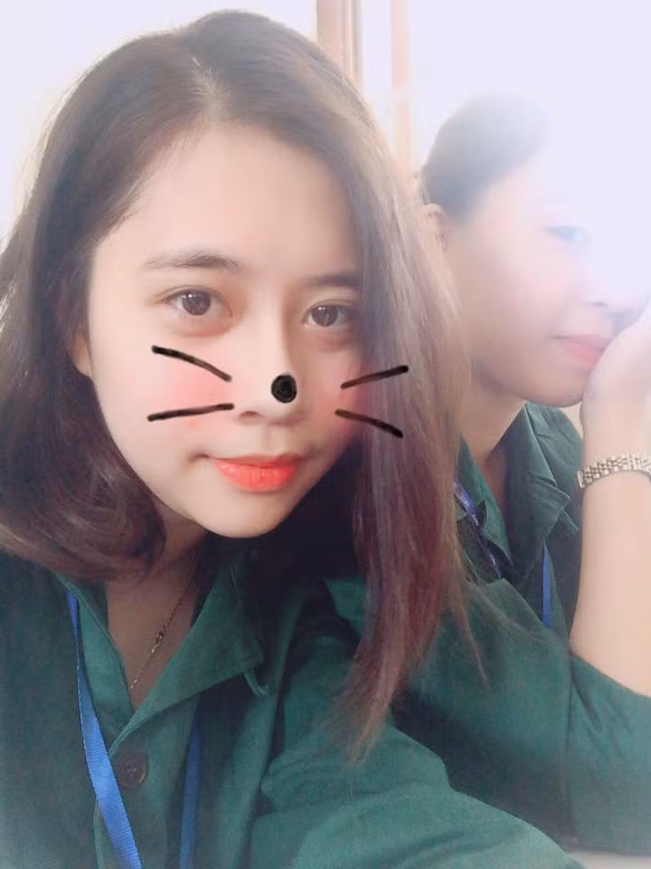 Liên hệ với Thu Huyền, cô bạn chia sẻ: "Cả nhóm không hề có ý tưởng gì từ trước mà ngẫu hứng nhảy. Thời gian cả quay, chỉnh động tác và tập đồng đều chỉ trong 15 phút".