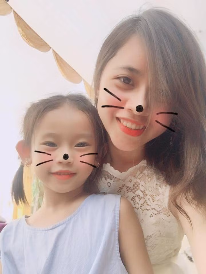 Đôi mắt to tròn, sống mũi cao và làn da trắng là điểm cộng giúp cô bạn lấy điểm của dân mạng.