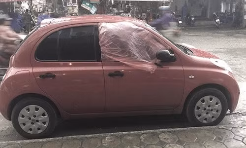 Bên cạnh những lời khen về hành động tử tế của anh L.H, dân mạng cũng đưa lời khuyên các chủ xe nên cẩn trọng kiểm tra xe kỹ hơn để không gặp tình huống này, đồ trong xe có thể bị trộm dòm ngó hoặc đồ trong xe sẽ bị ướt khi gặp cơn mưa bất ngờ như thế này. Ảnh: Otofun