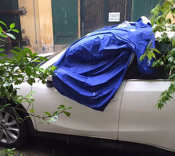 Sau khi lấy áo mưa che cửa sổ ô tô cho người lạ, anh Thắng Kim cũng nhận được nhiều sự ủng hộ của dân mạng cho hành động nhỏ - ý nghĩa lớn của mình.