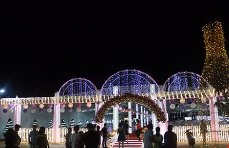 Tại Bạc Liêu, đám cưới của một cặp đôi đã gây chú ý khi gia đình chú rể mừng cưới cho con trai và con dâu là một căn hộ trị giá 700.000 USD và 30 tỷ đồng.