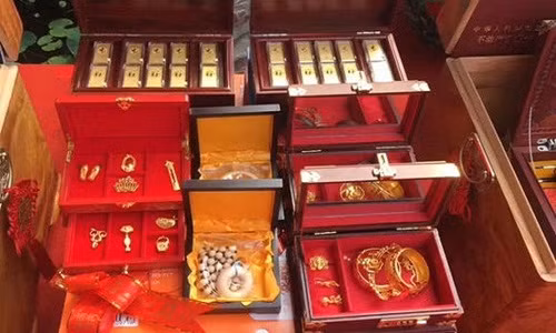 Tổng giá trị của số lễ phẩm này vào khoảng vài chục triệu nhân dân tệ.