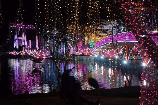 Tại Việt Nam, đám cưới xa hoa của con gái đại gia Cà Mau diễn ra vào hồi đầu tháng 1/2016 cũng gây "bão" dư luận. Không chỉ đầu tư cả chục tỷ đồng trang trí cho lễ cưới, gia đình cô dâu còn trao hồi môn tài sản và giao quyền điều hành cụm công ty con tại Cà Mau cho con gái với tổng giá trị khoảng 300 tỷ đồng.