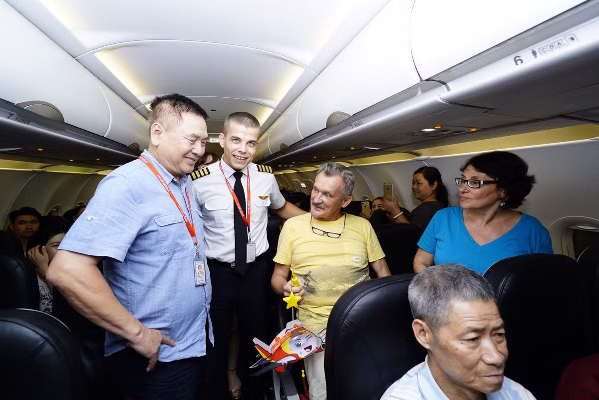 Phó TGĐ Lương Thế Phúc và các phi công giới thiệu văn hóa Việt Nam cùng ý nghĩa ngày Tết Trung thu với hành khách nước ngoài.