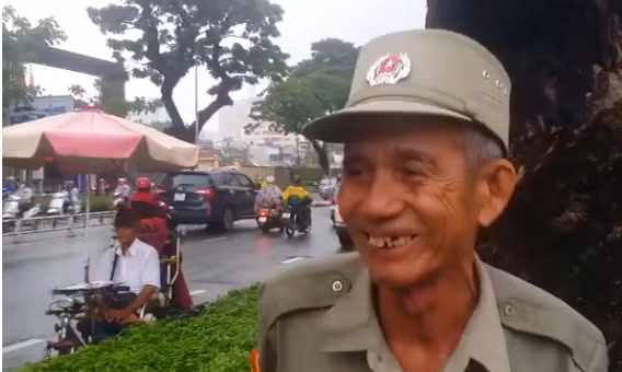 Luôn nở nụ cười trên môi và cúi chào lại các cô cậu học trò mỗi khi qua cổng trường, vì thế, bác bảo vệ già luôn nhận được nhiều thiện cảm không chỉ của học sinh mà cả các bậc phụ huynh và thầy cô giáo trong trường.