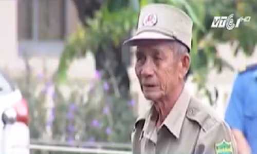 Ngoài công việc dân phòng ở trường, bác còn là tổ phó tổ dân phố ở phường 9, Q.5, giữ gìn trật tự ở tuyến đường Nguyễn Văn Cừ. Vẫn sự tâm huyết, nhiệt tình ấy, các công việc ở tổ dân phố bác đều tận tụy, hết mình.