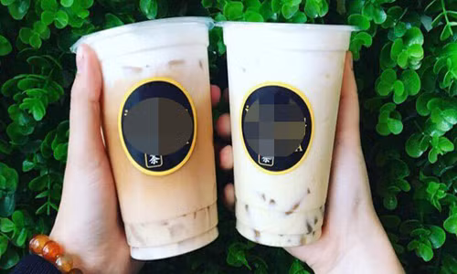 Nếu nói đây là thời kỳ "trỗi dậy" của trà sữa - một thức uống được giới trẻ ưa chuộng quả không sai, bởi bất kỳ một con phố nào, người ta cũng có thể mua được một cốc trà từ cửa hàng bất kỳ, với đủ thương hiệu khác nhau. Trong khi cuộc tranh luận trà sữa sang chảnh, 50.000 - 70.000 đồng/cốc, giới trẻ lấy tiền đâu để mua vẫn chưa đến hồi kết thì một lần nữa, chiêu khuyến mại kỳ quặc miễn phí trà sữa khi khách mặc bikini lại khiến dư luận sôi sục. Ảnh: Foody/Internet/FB