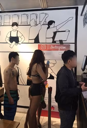 Hình ảnh các nam thanh - nữ tú mặc bikini mua trà sữa giảm giá khiến dư luận đặt câu hỏi "có nhất thiết phải đánh đổi danh dự để mua thức uống này hay không?". Tuy rằng, đó là một sở thích cá nhân nhưng một khi giới trẻ đã bất chấp lột đồ để có được món đồ uống này thì nhiều người không khỏi lắc đầu ngao ngán.
