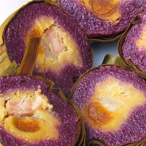 Bánh tét lá cẩm hột vịt là một trong những đặc sản nổi tiếng ở Cần Thơ. Bánh có vị mặn của trứng muối khi hòa quyện với độ dẻo của nếp tạo thành một hương vị đặc trưng không thể lẫn của bánh tét lá cẩm. Ảnh: Mẹ quê.