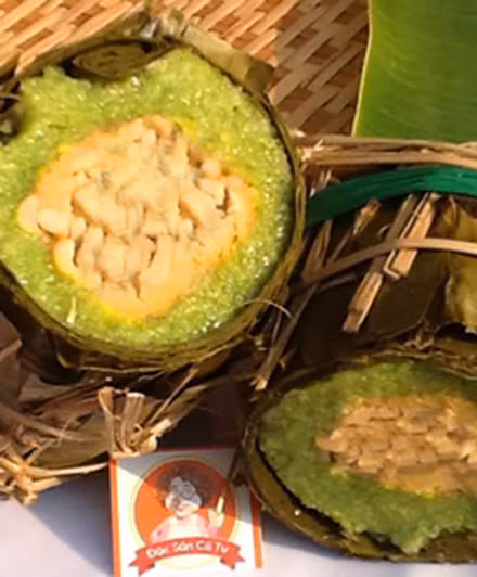 Bánh tét hạt điều là sự kết hợp giữa vị đậm đà dẻo thơm của nếp, mùi thơm lá dứa, vị bùi của đậu xanh và hạt điều. Đây là món ăn chính của những người ăn chay vào ngày Tết cổ truyền. Ảnh: Wikibanh.