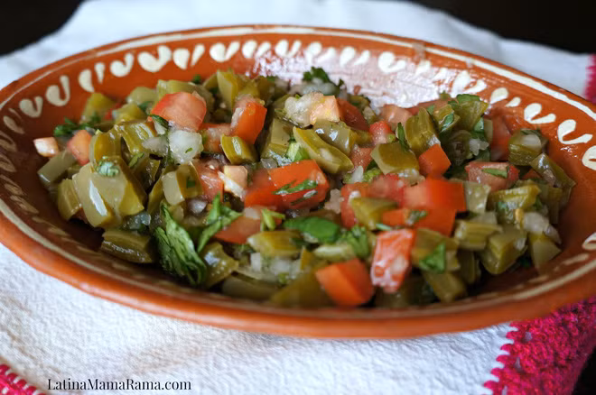 Sau khi chín, ngâm xương rồng trong nước đá hoặc để nguội cho vào ngăn đá. Một lát sau, bạn vớt ra và chế biến cùng với trứng, rau, củ quả và sốt mayonnaise.