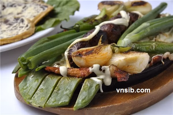 Ở một số nơi, xương rồng tai thỏ còn trở thành món nướng ăn cùng hải sản rất đúng vị.