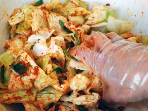 Trong những ngày mùa đông, vị cay nồng, thơm hấp dẫn của món kim chi bắp cải là món được nhiều người mê mẩn. Ảnh: Nauzi.