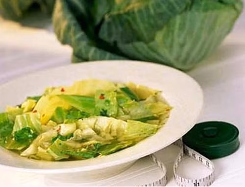 Những gia đình có trẻ nhỏ, bạn có thể tận dụng nguyên liệu bắp cải để làm súp cho bé. Cách làm súp bắp cải rất đơn giản, bắp cải bổ tư, bỏ lõi, thái vuông 3cm, hành thái miếng cau, củ cải, cà rốt bổ tư, thái mỏng, khoai tây thái miếng. Sau đó, cho tất cả các loại rau vào nồi súp. Nêm gia vị và nấu thêm chút nữa cho tới khi tất cả chín, tắt bếp. Ảnh: Gia đình net.