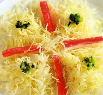 Bắp cải xào thanh cua: Bắp cải bào thành sợi nhuyễn, ngâm rửa sạch với nước muối pha loãng, vớt ra, để ráo. Thanh cua Nhật rửa sạch luộc chín. Phi thơm tỏi băm với 2 thìa súp dầu ăn. Cho bắp cải vào xào, sau đó, cho thanh cua vào xào thêm 3 phút, tắt bếp. Ảnh: Dinhduong.