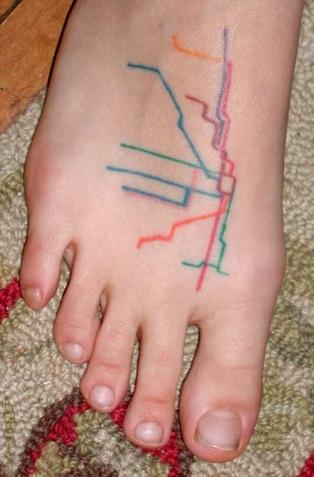 Một phụ nữ trình diễn một bản đồ đường sắt đầy màu sắc trên bàn chân của mình.