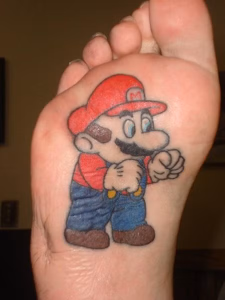 Nhân vật hoạt hình Nintendo Mario được xăm tỉ mỉ dưới bàn chân khá độc đáo.