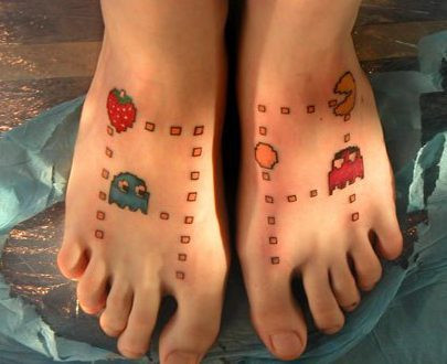 Mốt xăm hình lên bàn chân được rất nhiều người hưởng ứng thực hiện. Trong ảnh là hình xăm trò chơi Pac-Man được một người mê trò này xăm lên đôi bàn chân của mình.