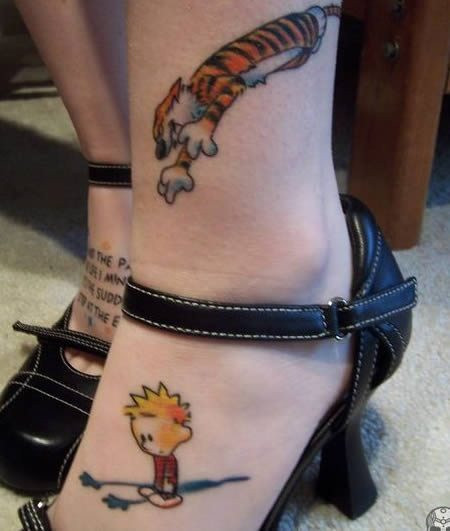 Các nhân vật hoạt hình Mỹ Calvin và Hobbes đã được khắc lên chân trái của cô gái. Nguồn ảnh: Thesun.