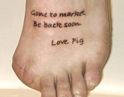 Dù bàn chân không được nguyên vẹn nhưng một người đàn ông vẫn tự tin xăm lên đó.