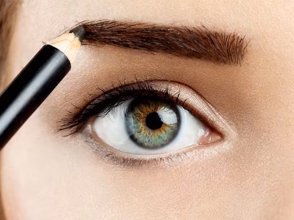 Vẽ lông mày tán bột tạo nên cơn sốt làm đẹp trong năm 2016 và được nhiều tín đồ mê làm đẹp ưa chuộng.