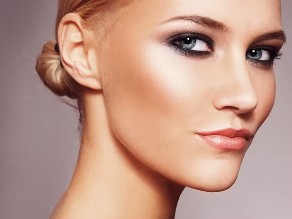 Hiệu ứng màu mắt lấp lánh ánh kim là trong một trong những xu hướng trang điểm hot nhất năm 2016. Với kiểu trang điểm này, khuôn mặt sẽ được nhấn ánh sáng tự nhiên ở phần gò má và vùng vòm mắt trông rất đẹp và hút ánh nhìn.