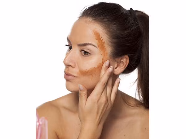 Tạo sắc nét cho khuôn mặt bằng cách phối kem che khuyết điểm theo đường cong. Cách trang điểm này mang lại khuôn mặt thon gọn, mảnh mai...