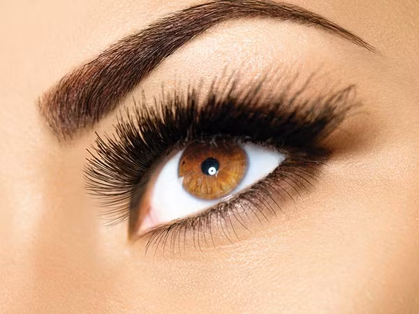 Đánh mắt bằng nước hay còn gọi là Waterline sẽ khiến mắt bạn trông nhỏ đi bởi đường kẻ nước khá sắc nét. Waterline khá hữu dụng cho kẻ phần đuôi mắt kiểu nữ hoàng.