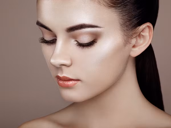 Sử dụng kem che khuyết điểm tạo khối khuôn mặt. Cách trang điểm này sẽ đáp ứng mọi nhu cầu biến đổi khuôn mặt trông béo ra hay thon gọn lại của các nàng.