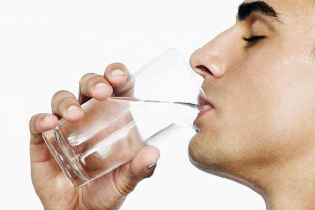 Uống đủ nước: Nhiều nghiên cứu đã cho thấy những người uống nhiều nước giảm cân nhanh hơn so với những người không uống đủ nước trong quá trình ăn kiêng.