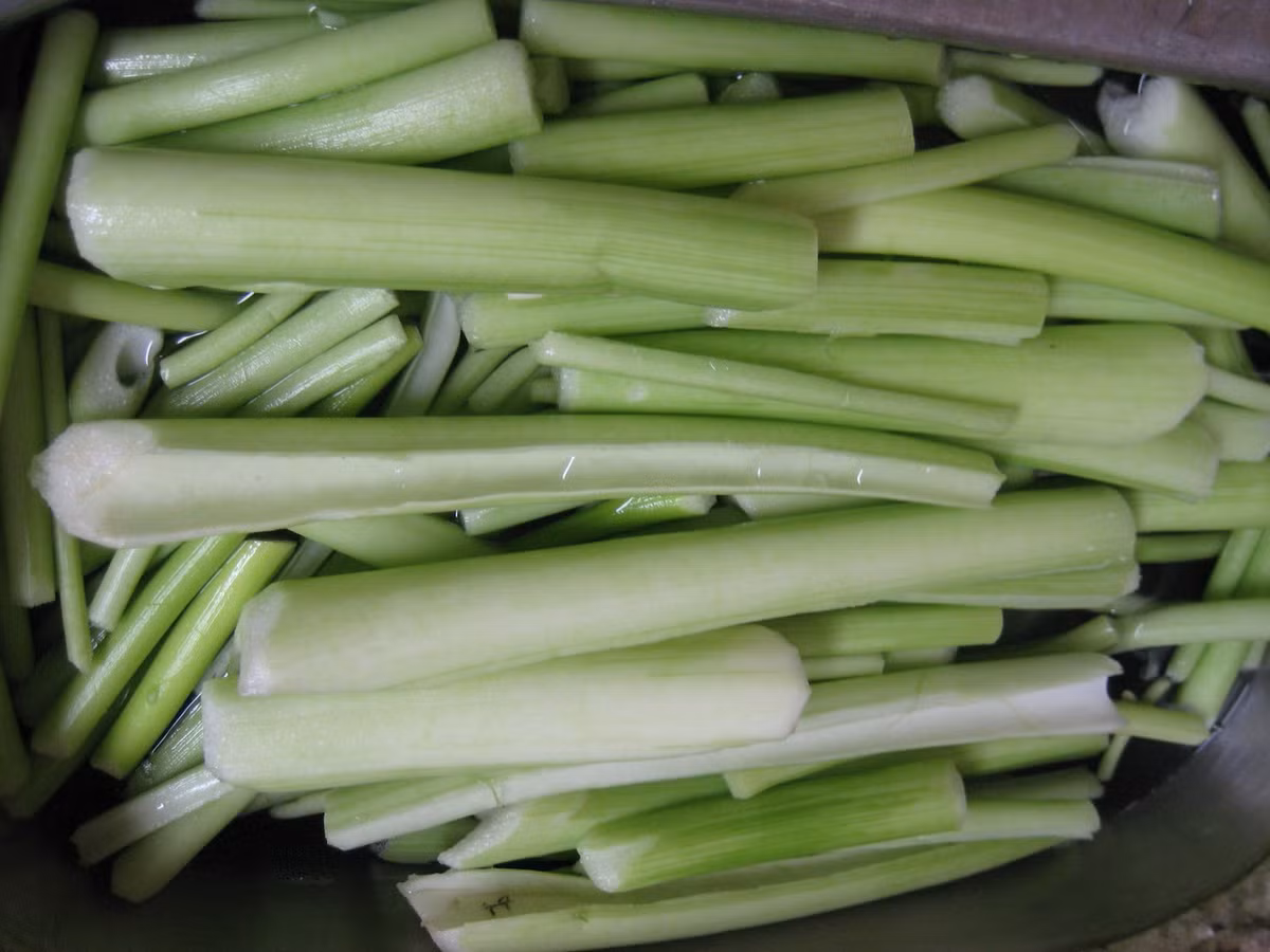 Vì vậy mà những người bị gout và khớp nên hạn chế sử dụng loại rau này để tránh tình trạng bệnh thêm nặng. (Ảnh Boqi)