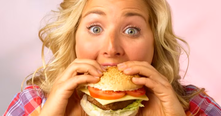 Ngoài ra, nếu bạn ăn quá nhanh, dạ dày phải co bóp nhiều và dịch tiêu hóa không tiết ra đủ để tiêu hóa lượng thức ăn nạp vào, do đó mà bạn cũng sẽ không thể hấp thụ được tối đa các chất dinh dưỡng. Ảnh Wp. 